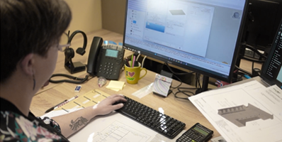 un technicien support prenant une commande en note sur son ordinateur